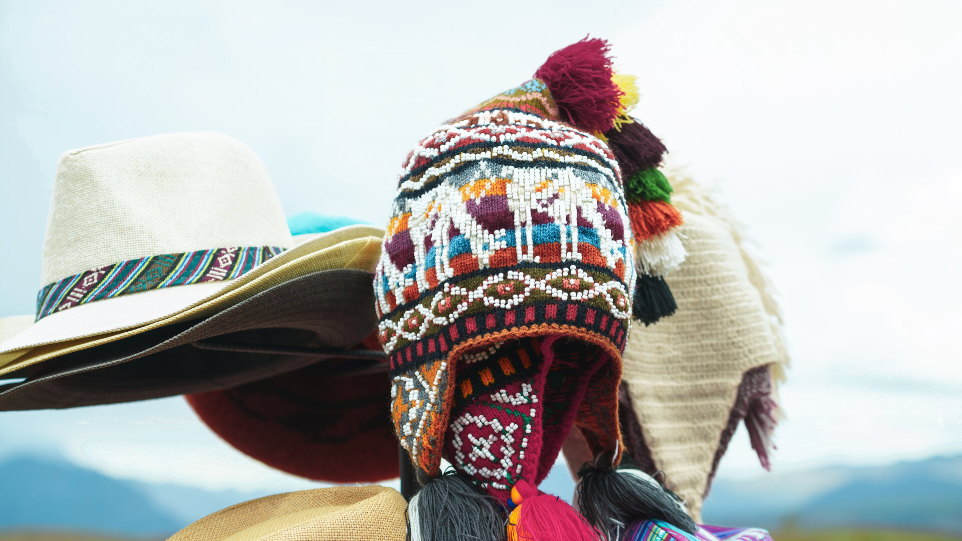 Peruanische traditionelle bunte Alpakamützen und -Hüte