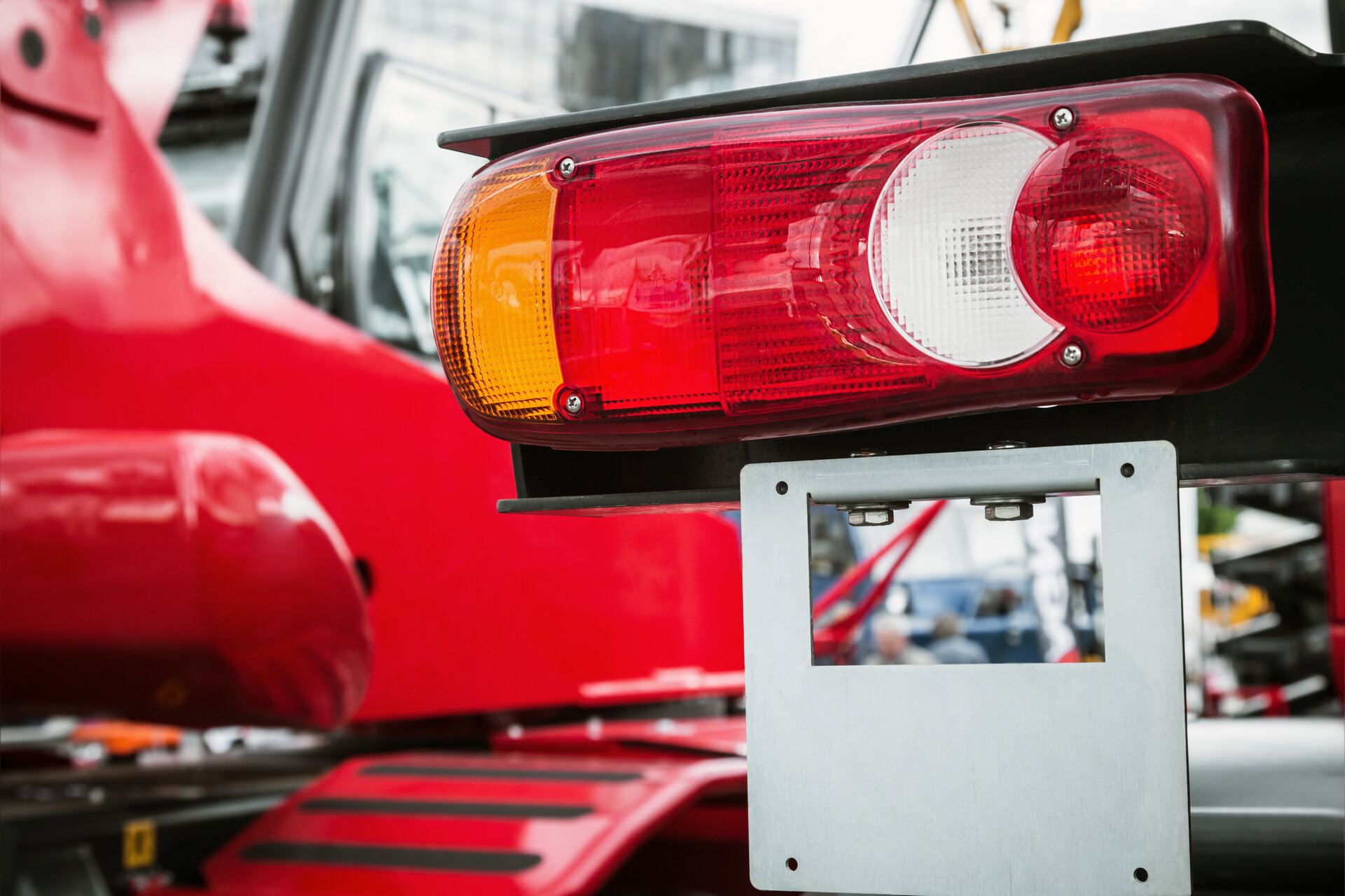 Scheinwerfer, Begrenzungsleuchten und Standlichter eines Lastwagens