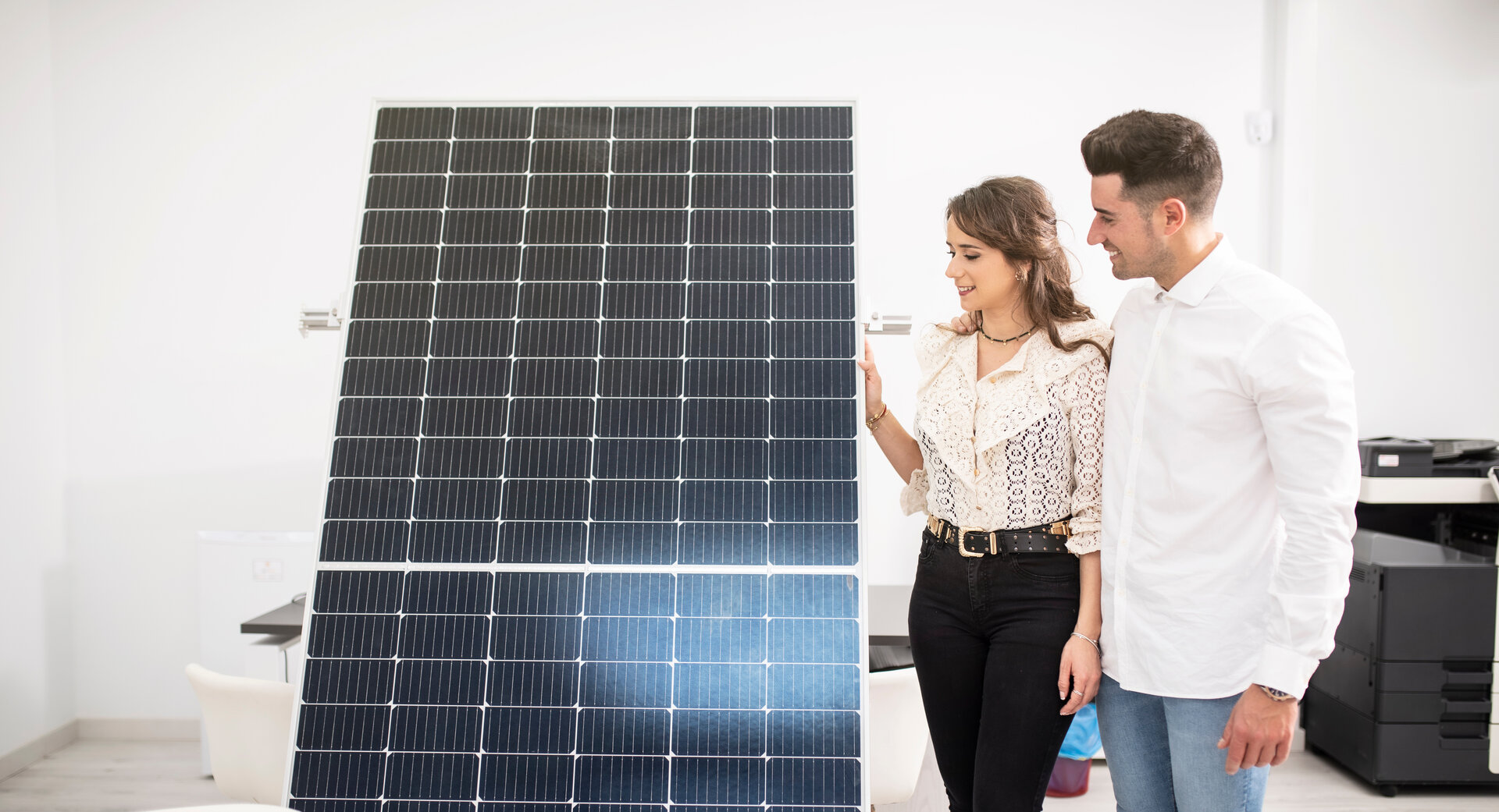 Paar entscheidet sich für den Kauf von Solarmodulen für ihr Zuhause