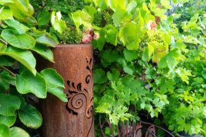 Eine Deko Säule im Garten in Rost Optik