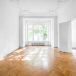 Zimmer in Mehrfamilienhaus mit Klick Vinylboden in Holzparkett Optik