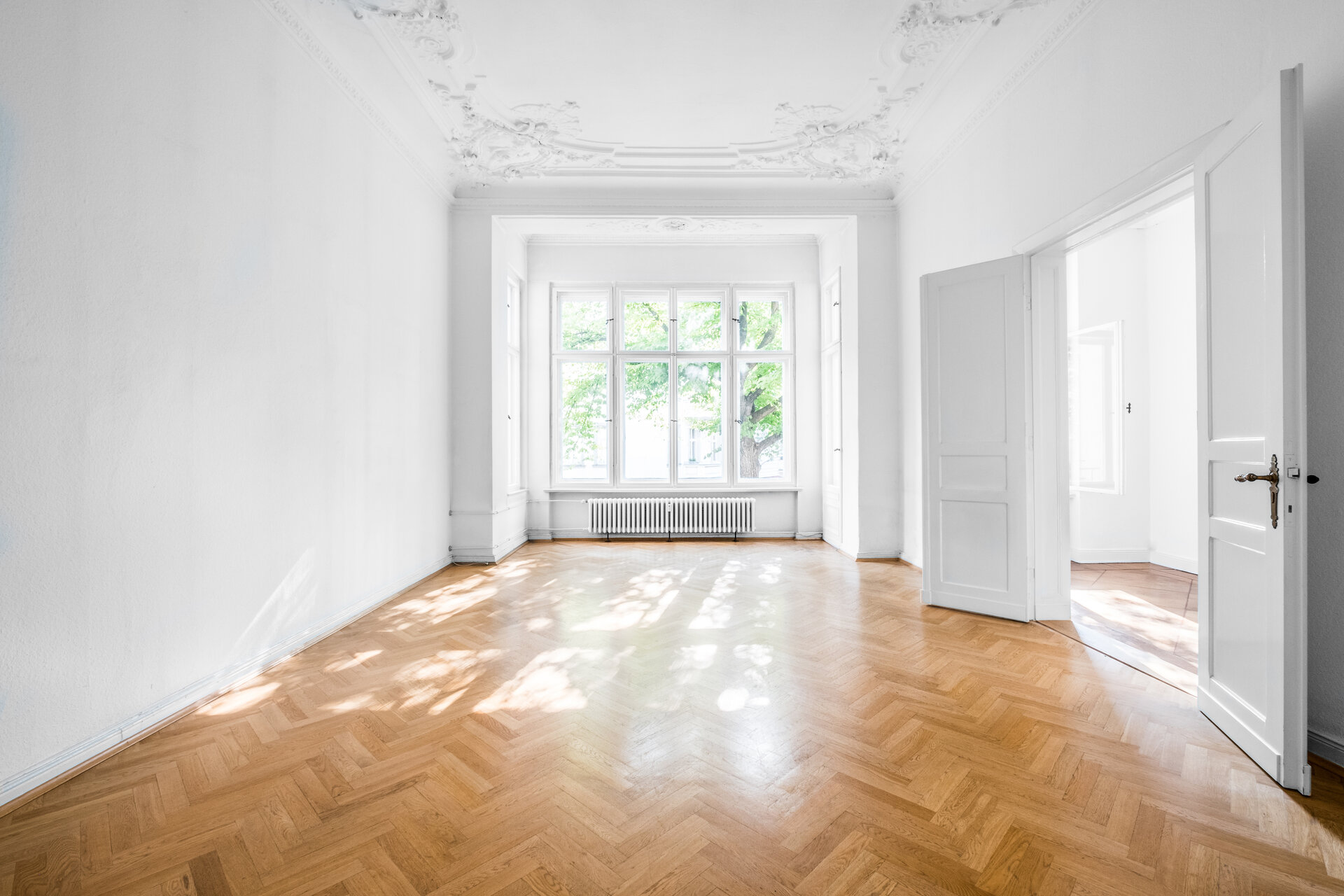 Zimmer in Mehrfamilienhaus mit Klick Vinylboden in Holzparkett Optik