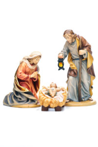 Holzfiguren von Jesus Christus, Maria und Josef nebeneinander
