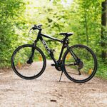 Fahrrad in einem Wald.