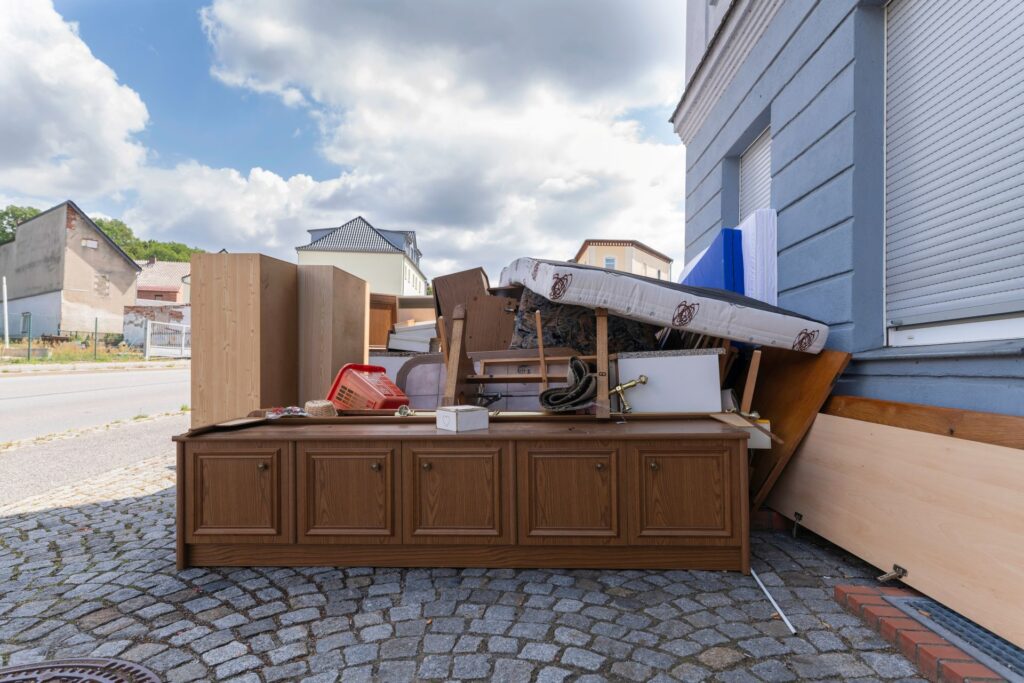 sperrmuell vor dem haus nach haushaltsaufloesung beckum mit moebeln und matratze